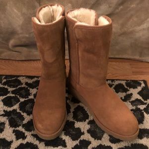 Ugg Amie short in chestnut size 6.5